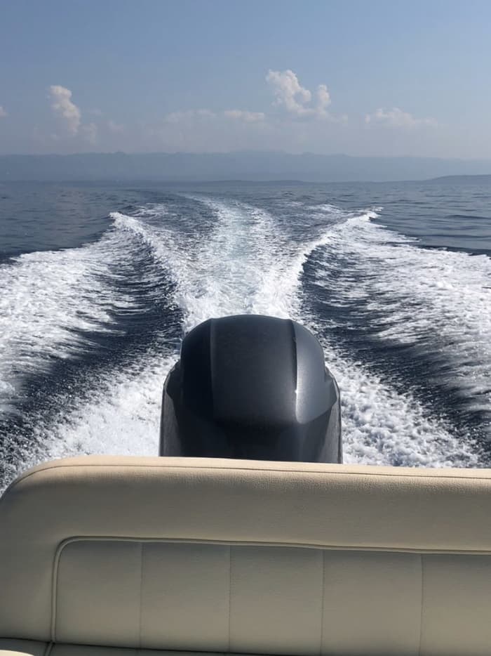 4 Stunden 15 Minuten, um Malinska mit dem Motorboot zu entdecken