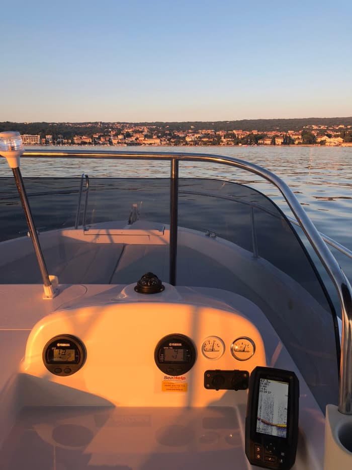 4 Stunden 15 Minuten, um Malinska mit dem Motorboot zu entdecken