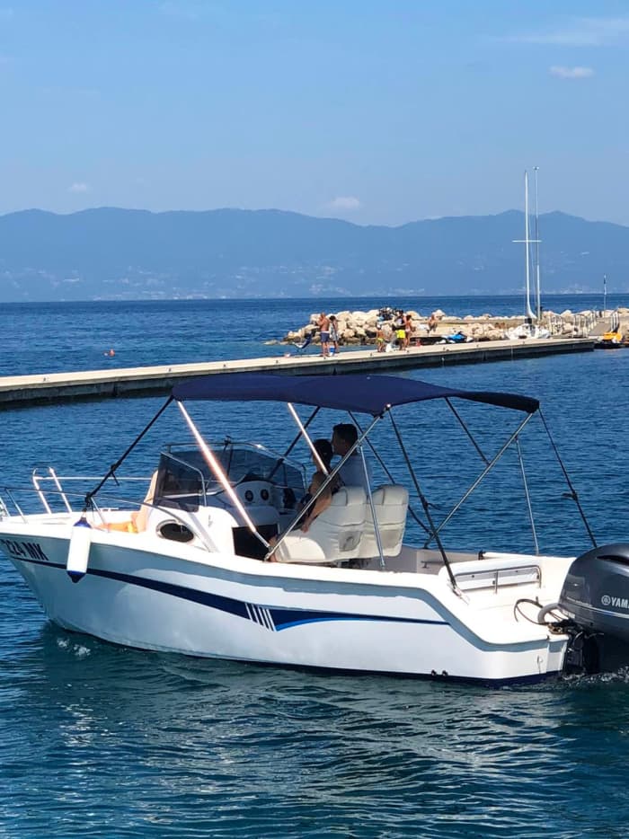 4 Stunden 15 Minuten, um Malinska mit dem Motorboot zu entdecken