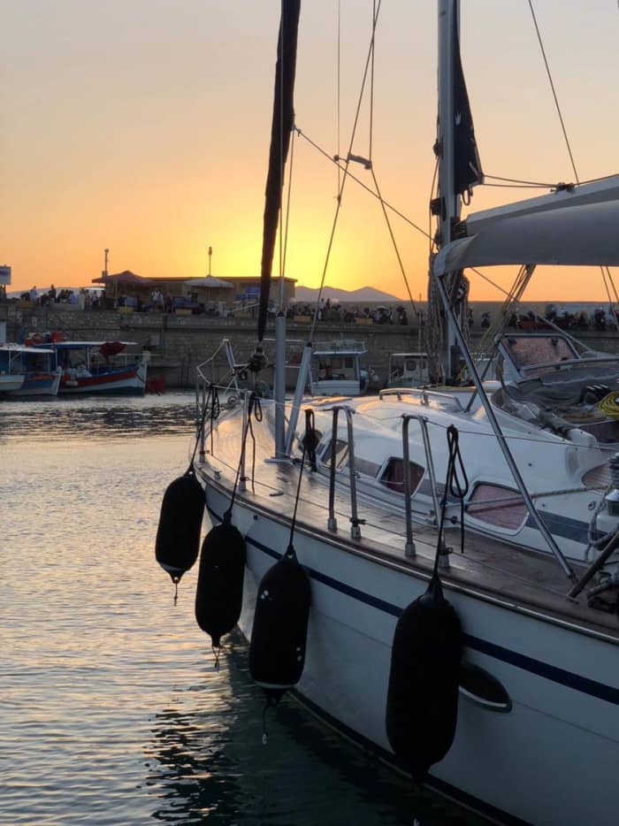 Traccia la rotta verso la gioia: una giornata intera di autentica navigazione a vela a Heraklion a bordo di una barca a vela.