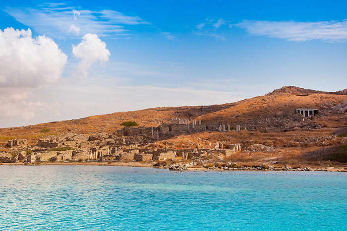 A experiência definitiva de relaxamento em Mykonos: uma escapada de luxo privativa de 8 horas em catamarã.