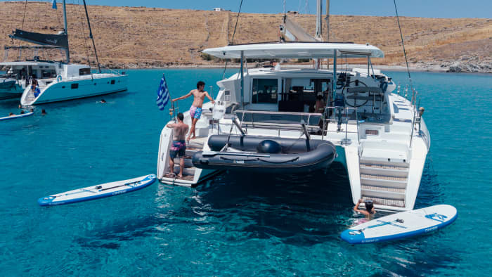 A experiência definitiva de relaxamento em Mykonos: uma escapada de luxo privativa de 8 horas em catamarã.
