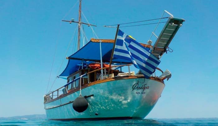 Discover Skopelos on a motorboat for 9h