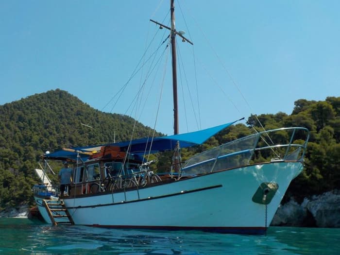Discover Skopelos on a motorboat for 9h