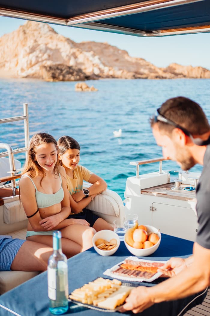 Avventura in barca di un giorno intero: scopri i paradisi nascosti di Minorca