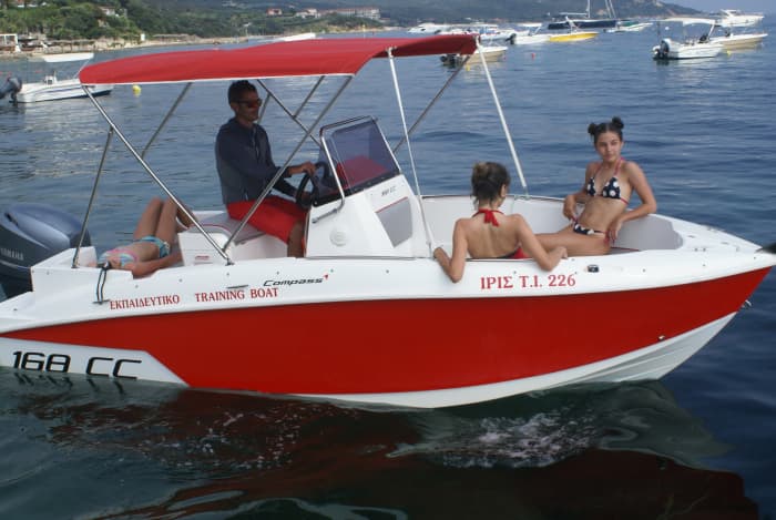 Jouw dag in Ouranoupoli: Huur een motorboot voor een dag vol ontdekkingen.