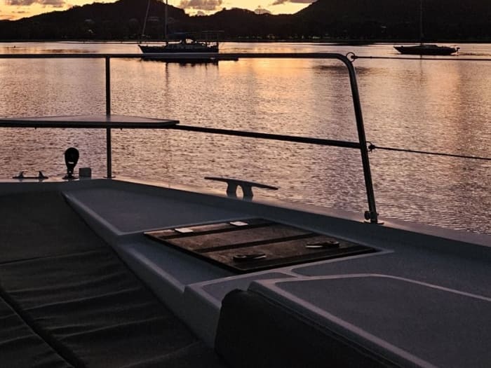 Puesta de sol en catamarán y su aperitivo local corso
