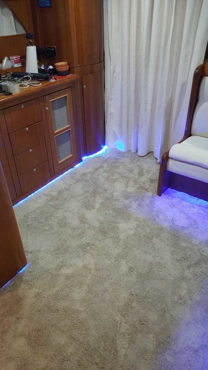 Privé boottocht rond Rosignano Marittimo op een motorboot.
