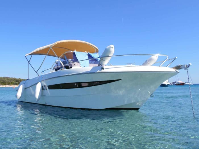 Your day in Mali Losinj: Rent a motorboat for a full day of discovery