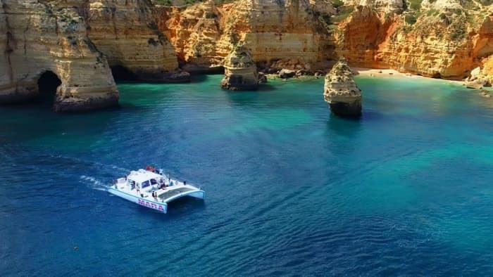 Ganztägiges Segelerlebnis auf einem Katamaran in Albufeira