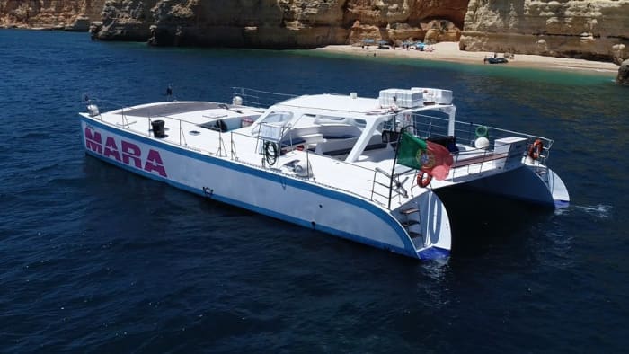 Ganztägiges Segelerlebnis auf einem Katamaran in Albufeira