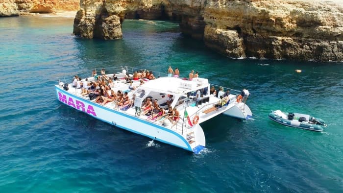 Ganztägiges Segelerlebnis auf einem Katamaran in Albufeira