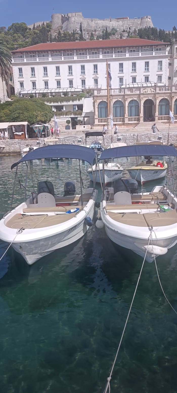 Ganztägige Bootstour zur Küste von Hvar