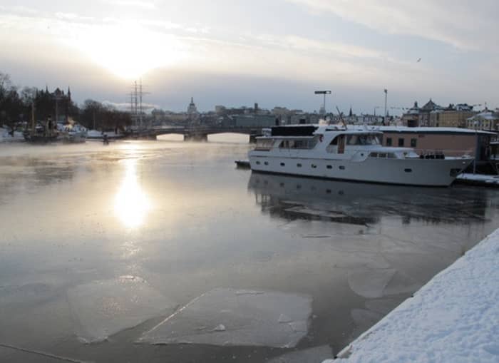 Erleben Sie die Wellen: Ein halbtägiger Ausflug in Stockholm an Bord einer Motoryacht
