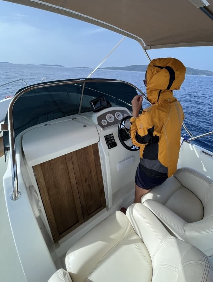 Ihr privates Motorboot für einen Tag rund um Okrug Gornji