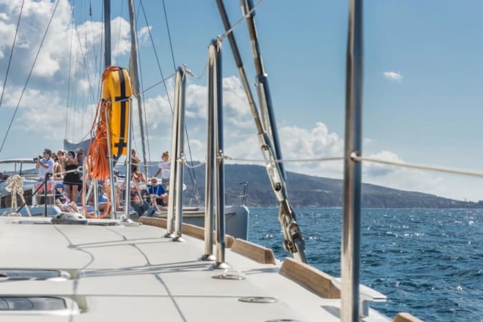 Découvrez Santorin lors d'une excursion en voilier d'une journée.