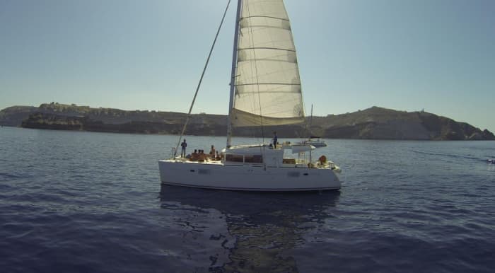 Escursione in barca a vela di un'intera giornata a Santorini.