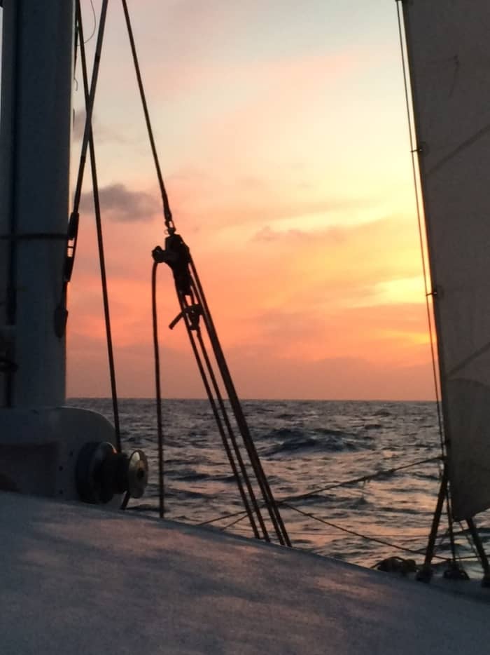 De Geest van de Zee: 14 meter vanaf 2015. Beleef de magie van Cavalaire-sur-Mer de hele dag door aan boord van deze Beneteau Oceanis 45 Elegance.
