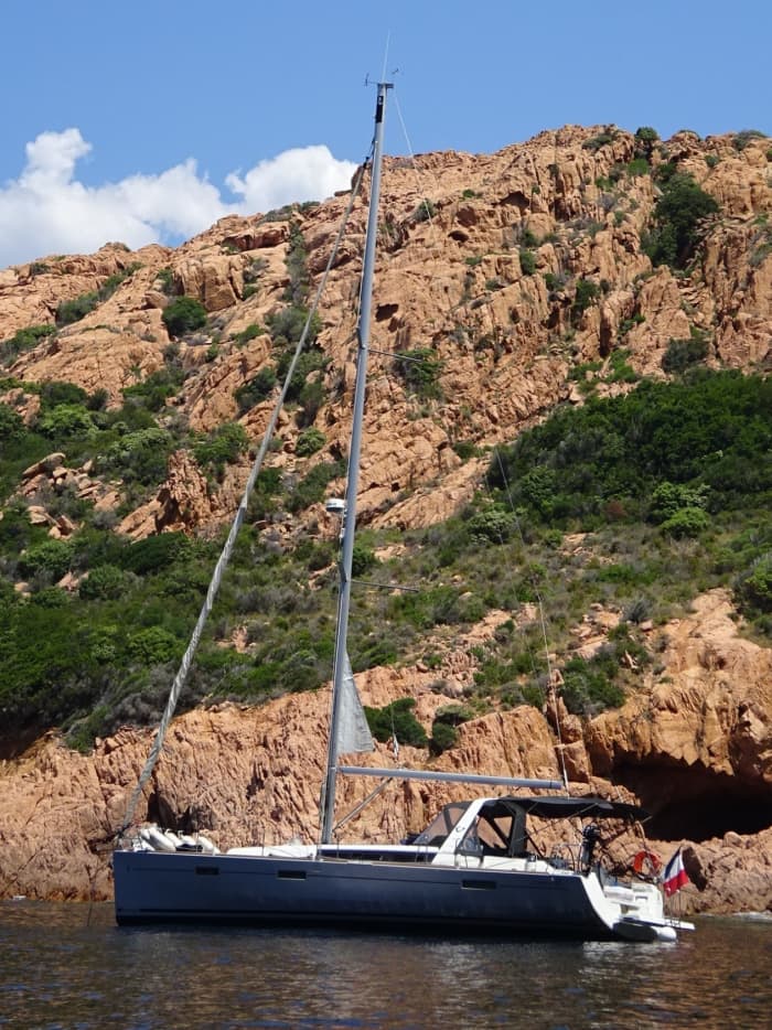 De Geest van de Zee: 14 meter vanaf 2015. Beleef de magie van Cavalaire-sur-Mer de hele dag door aan boord van deze Beneteau Oceanis 45 Elegance.