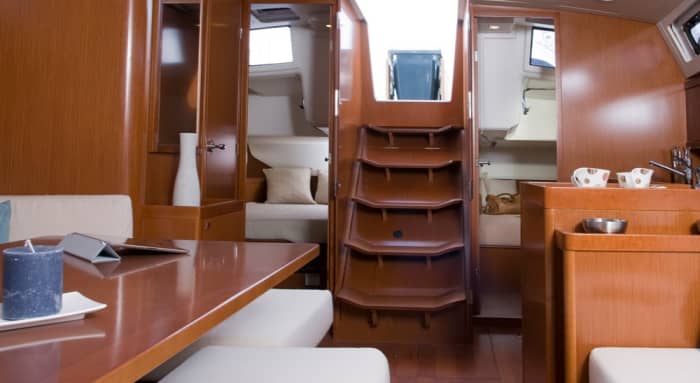 De Geest van de Zee: 14 meter vanaf 2015. Beleef de magie van Cavalaire-sur-Mer de hele dag door aan boord van deze Beneteau Oceanis 45 Elegance.