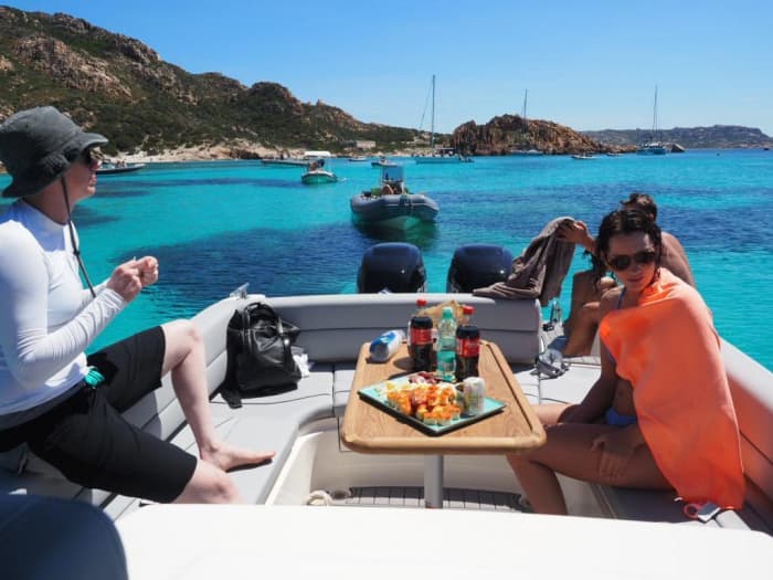 Caprera e seus arredores: uma viagem pelas águas esmeraldas (Palau marina-La Maddalena-Costa Smeralda)