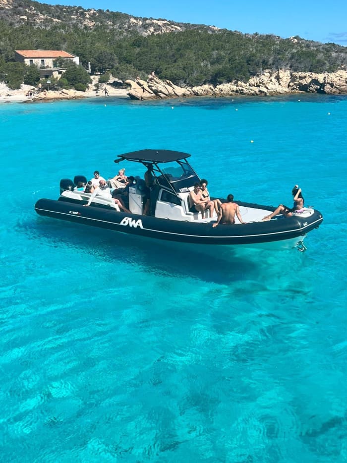 Caprera e seus arredores: uma viagem pelas águas esmeraldas (Palau marina-La Maddalena-Costa Smeralda)