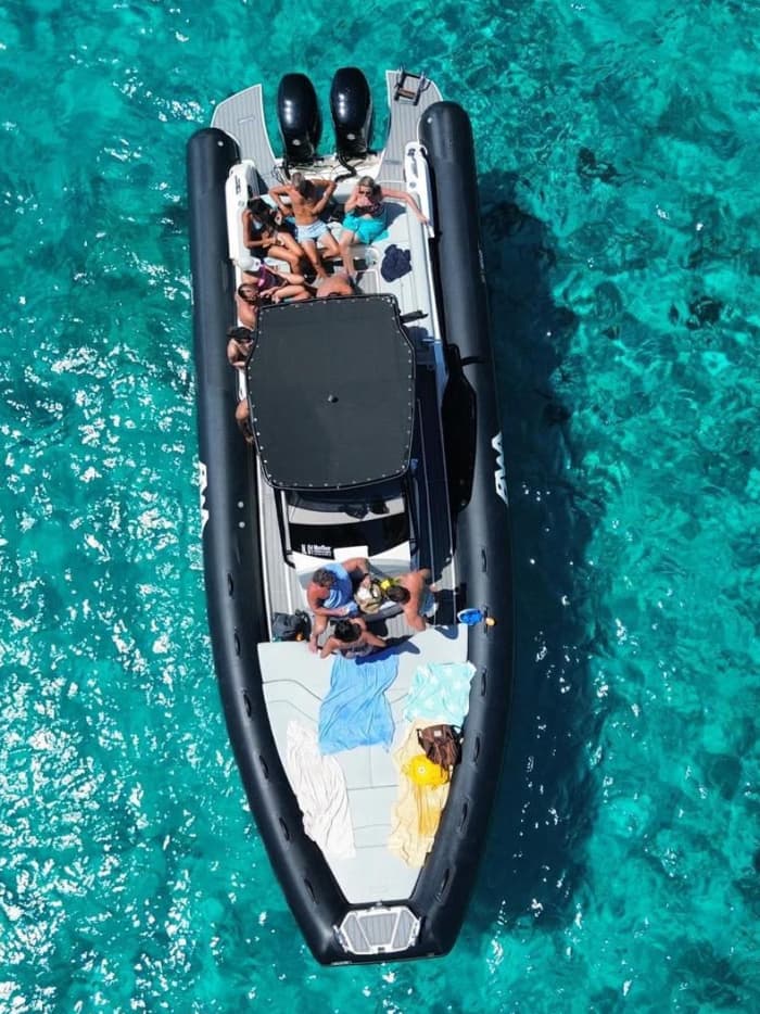 Caprera e seus arredores: uma viagem pelas águas esmeraldas (Palau marina-La Maddalena-Costa Smeralda)