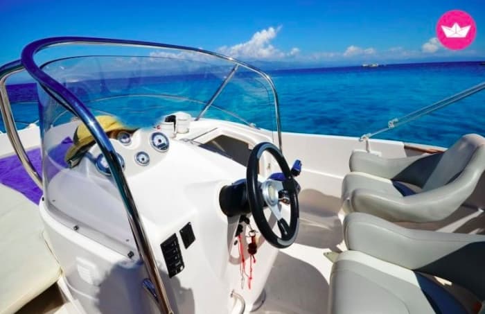 Discover Paxi on a motorboat for 9h