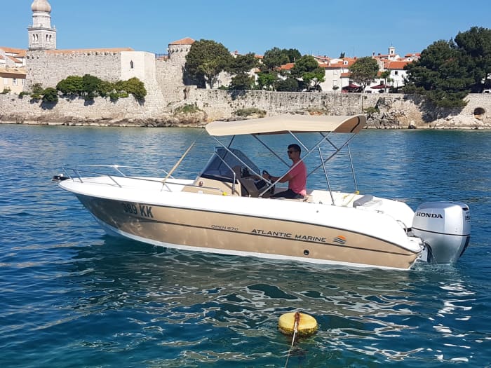 Votre journée à Krk : Louez un bateau à moteur pour 9 heures de découverte