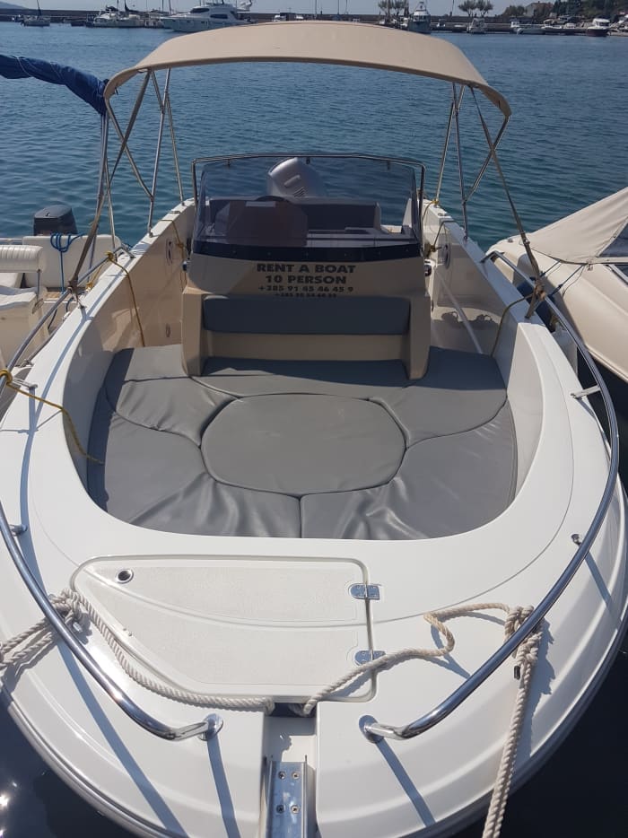 Votre journée à Krk : Louez un bateau à moteur pour 9 heures de découverte
