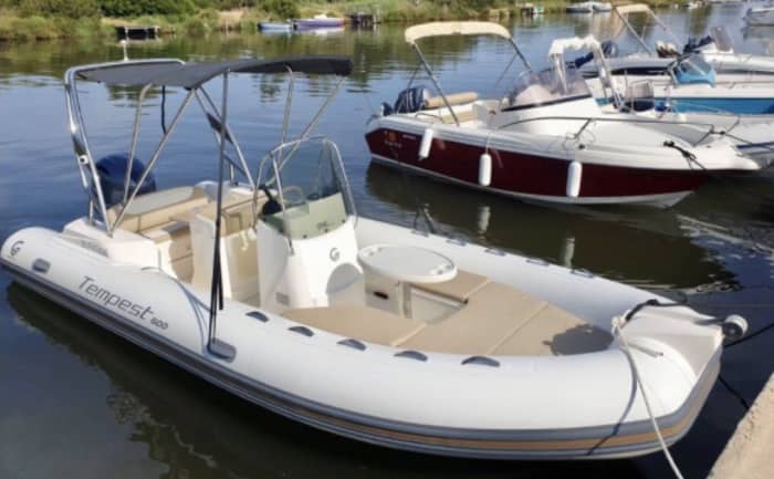 Mer, amour et soleil : une journée riche en émotions à bord d'un bateau à moteur