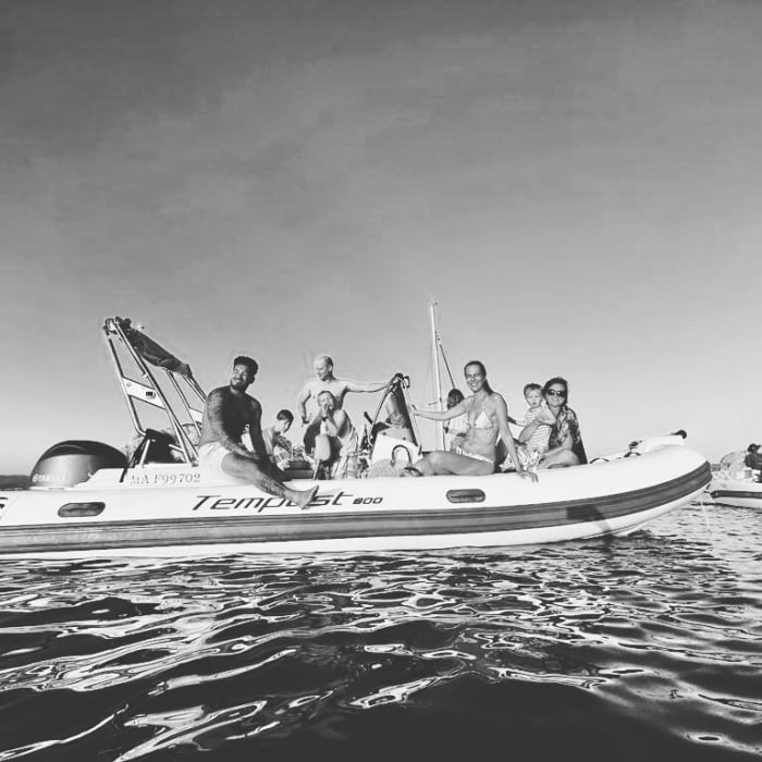 Mer, amour et soleil : une journée riche en émotions à bord d'un bateau à moteur