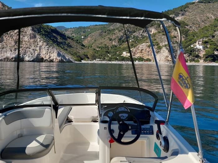 Relax on a motorboat in La Herradura for 4 hours
