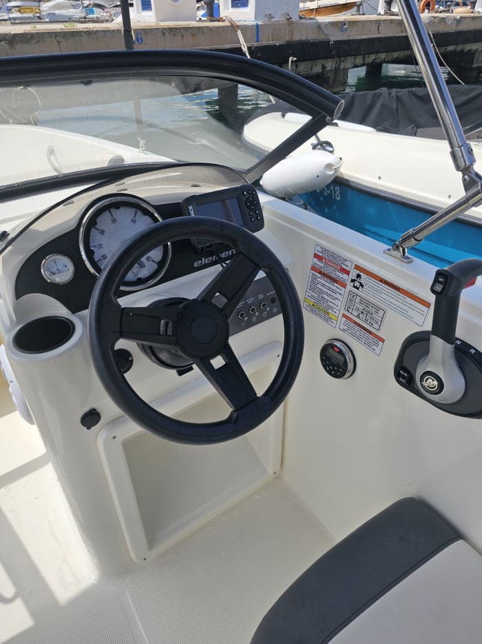 Relax on a motorboat in La Herradura for 4 hours