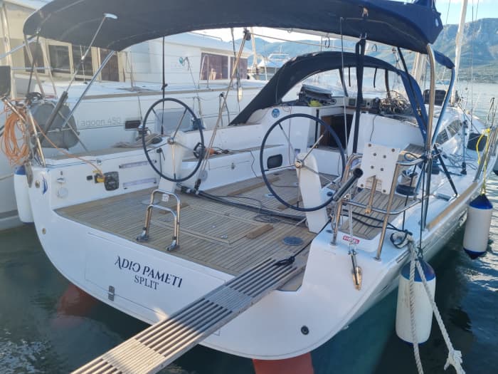 Zet koers naar plezier: een hele dag authentiek zeilen in Split op een zeilboot.