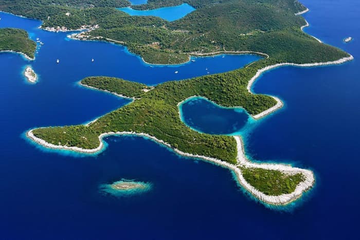 Zet koers naar plezier: een hele dag authentiek zeilen in Split op een zeilboot.