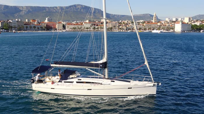 Zet koers naar plezier: een hele dag authentiek zeilen in Split op een zeilboot.