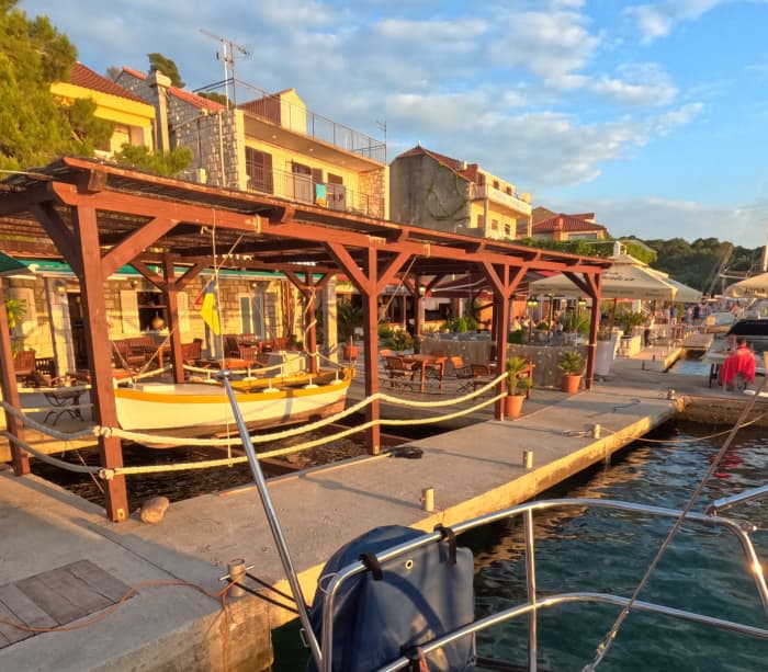 Zet koers naar plezier: een hele dag authentiek zeilen in Split op een zeilboot.