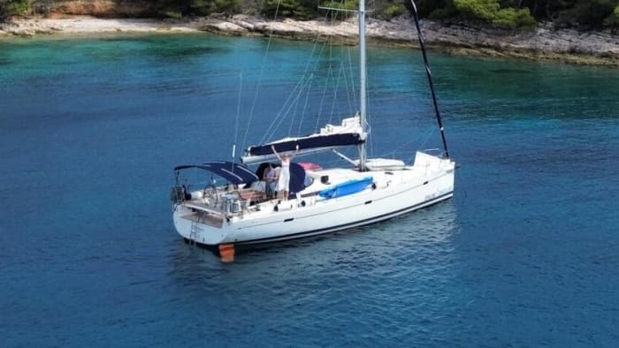 Zet koers naar plezier: een hele dag authentiek zeilen in Split op een zeilboot.