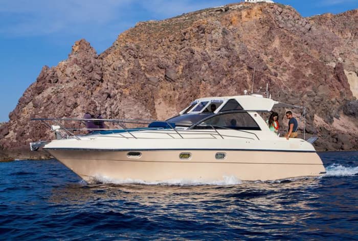 Explorez Santorin à bord d'un yacht privé