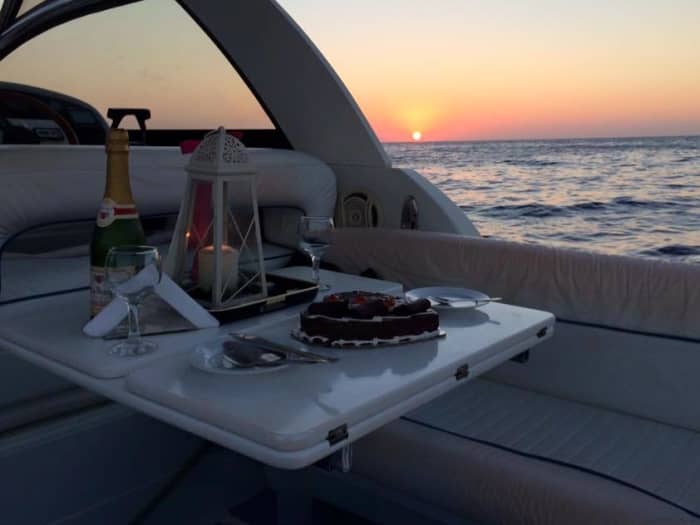 Explorez Santorin à bord d'un yacht privé