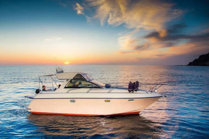 Explorez Santorin à bord d'un yacht privé