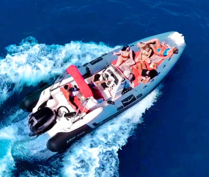Mer, amour et soleil : une journée riche en émotions à bord d'un bateau à moteur