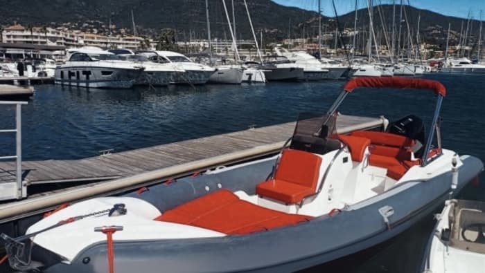 Mer, amour et soleil : une journée riche en émotions à bord d'un bateau à moteur