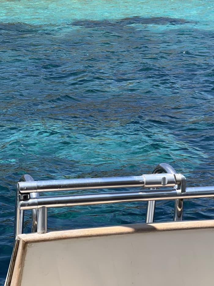 Une journée sur la Costa Smeralda à bord d'un yacht de luxe pour découvrir ses eaux cristallines.