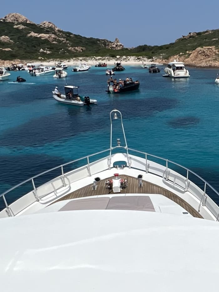 Une journée sur la Costa Smeralda à bord d'un yacht de luxe pour découvrir ses eaux cristallines.