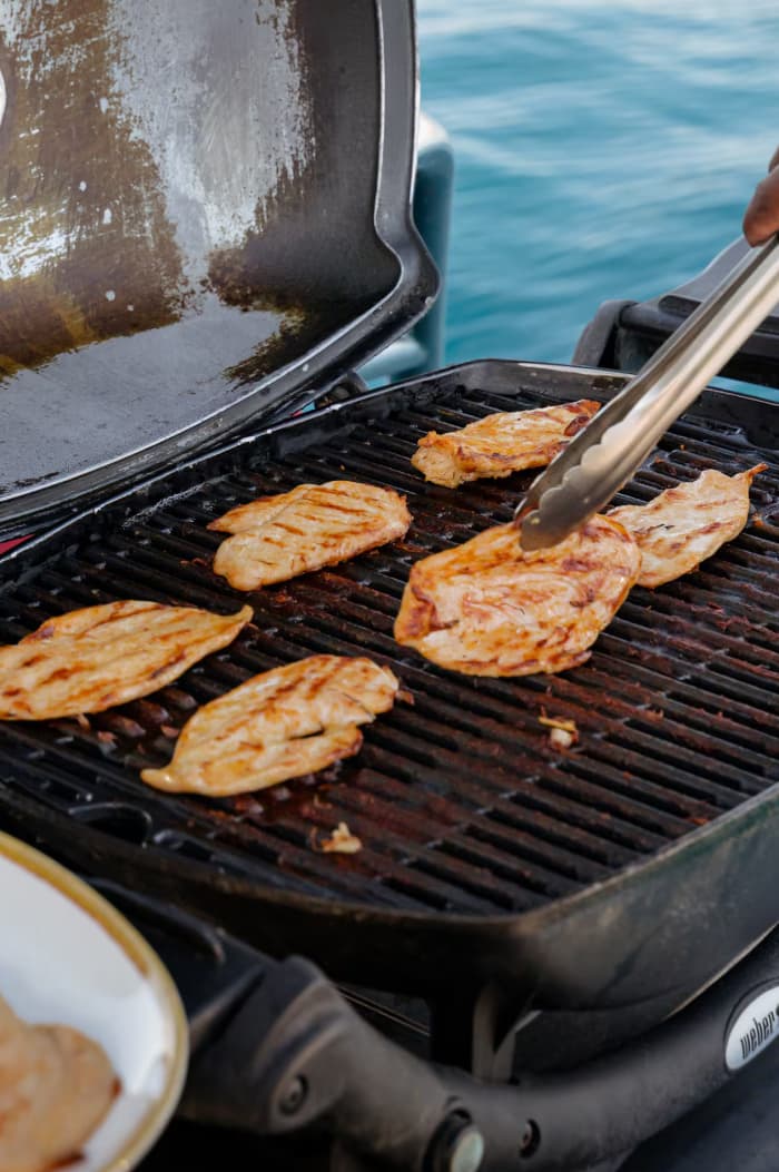 Croisière privée en catamaran au coucher du soleil avec barbecue, boissons et transferts inclus
