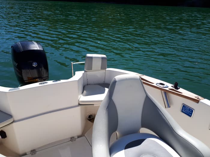 Genießen Sie einen halben Tag auf einem Motorboot im Lac de Vouglans.