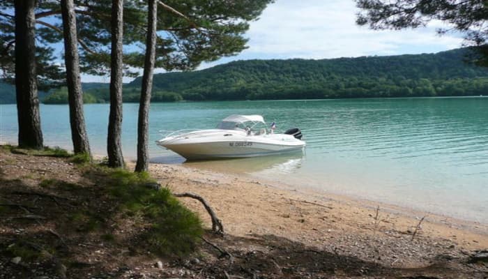 Genießen Sie einen halben Tag auf einem Motorboot im Lac de Vouglans.