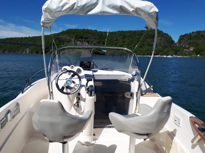 Genießen Sie einen halben Tag auf einem Motorboot im Lac de Vouglans.
